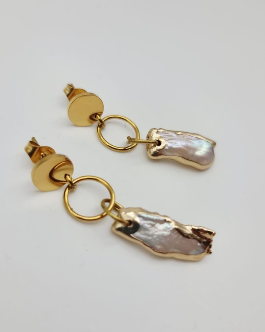 Boucles d'oreilles Élina – Nacre naturelle & acier inoxydable doré | Collection Capsule Les Échappées Belles