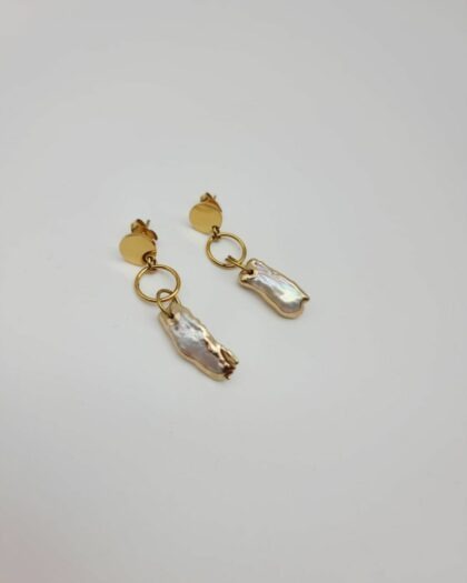 Boucles d&rsquo;oreilles Élina – Nacre naturelle & acier inoxydable doré | Collection Capsule Les Échappées Belles