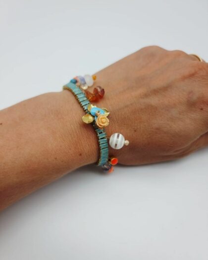 Bracelet Capucine – Perles de verre & fleurs dorées | Collection Échappées Belles