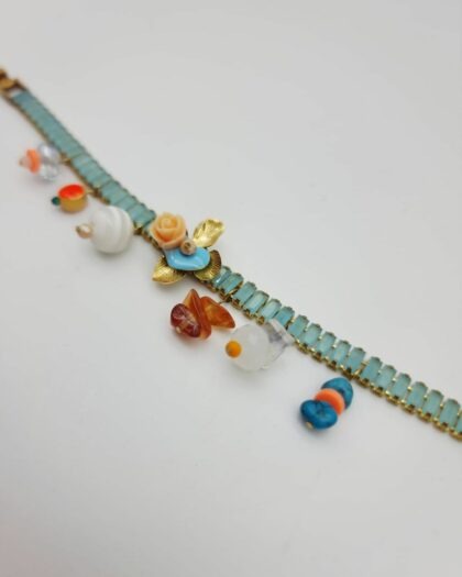 Bracelet Capucine – Perles de verre & fleurs dorées | Collection Échappées Belles