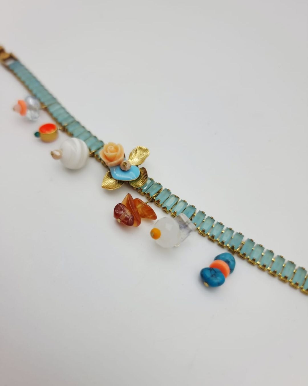 Bracelet Capucine – Perles de verre & fleurs dorées | Collection Échappées Belles – Image 2
