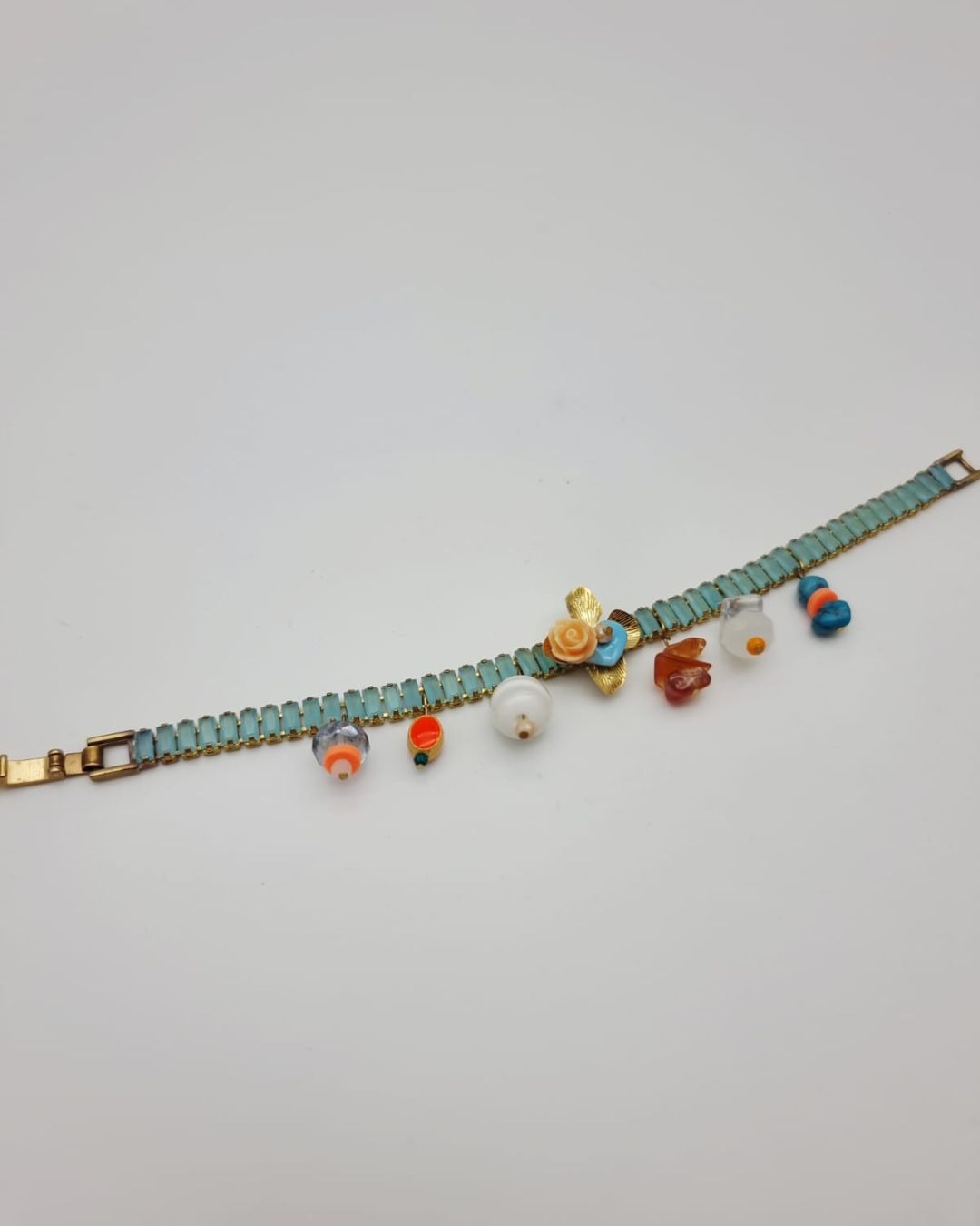 Bracelet Capucine – Perles de verre & fleurs dorées | Collection Échappées Belles – Image 3