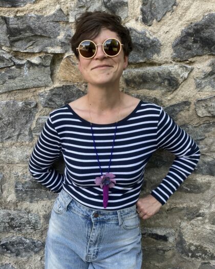 Collier sautoir Iris – Fleur textile & polymère | Collection Les Audacieuses