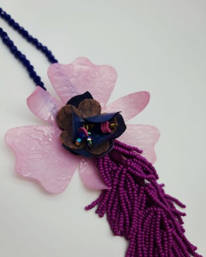 Collier sautoir Iris – Fleur textile & polymère | Collection Les Audacieuses
