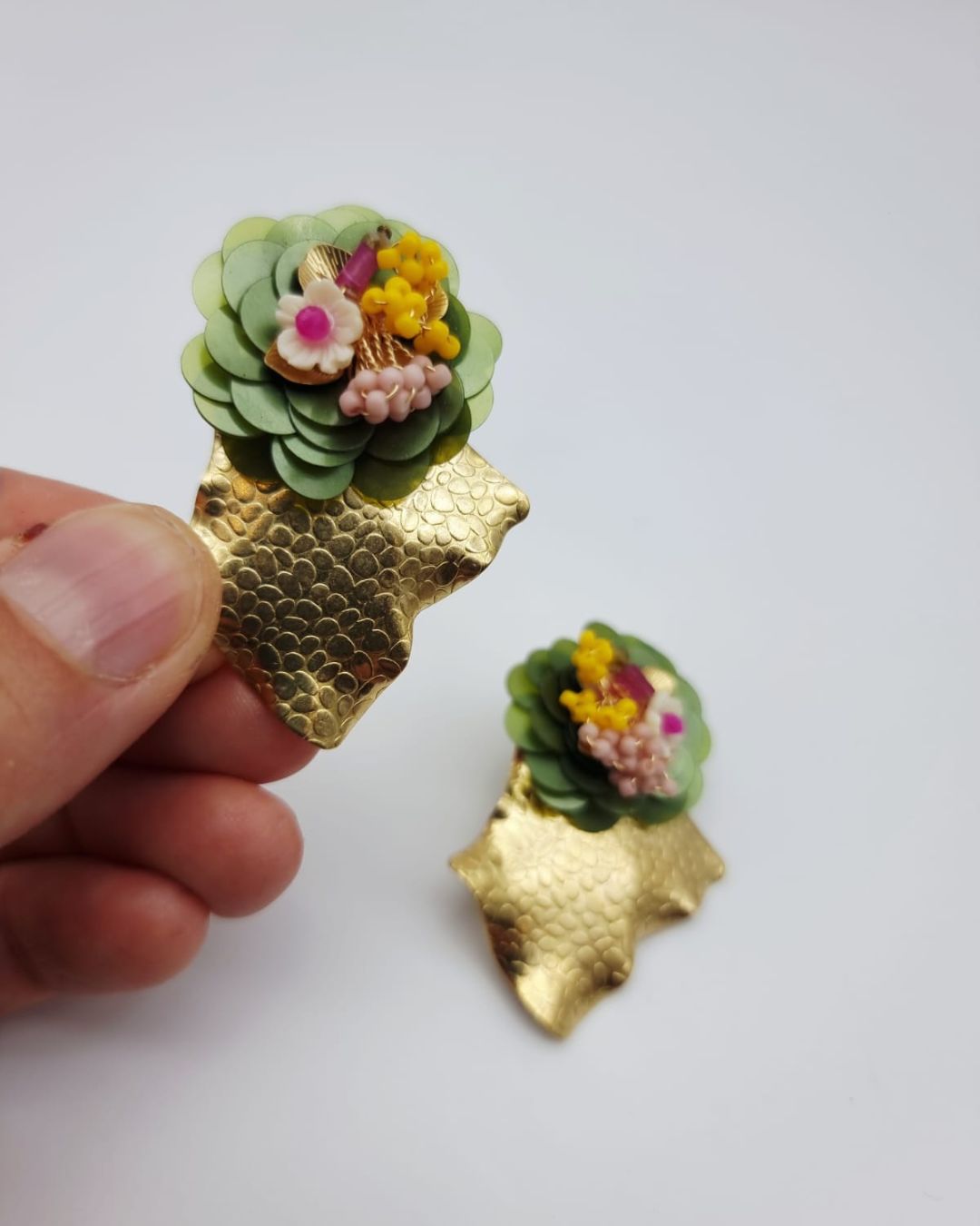 Boucles d'oreilles Jungle Fleurie – Pièce unique artisanale – Image 3